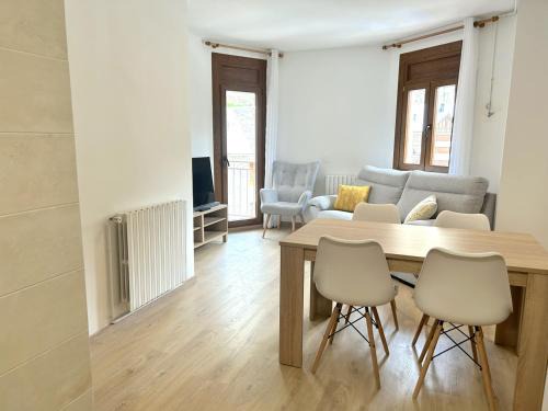 Esterri D'Aneu Apartment | Comfortable Apartment with Views in Central RURAL D'ÀNEU