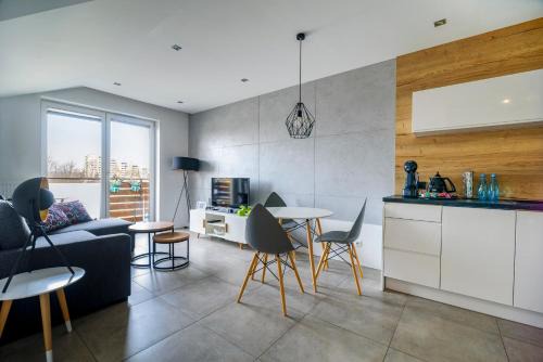 Tychy Apartment | EcoPure Tychy: Family-Friendly Retreat with Ocean Views