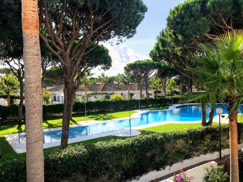Poblado Sancti Petri Apartment | Cozy Apartamento Zinna with Pool & Child-Friendly Fun
