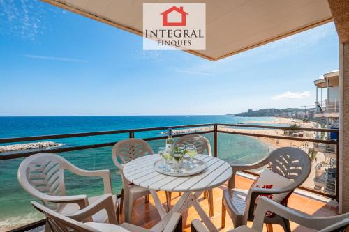 Sant Antoni de Calonge Apartment | Oceanfront Retreat at Apartament Made in Costa Brava