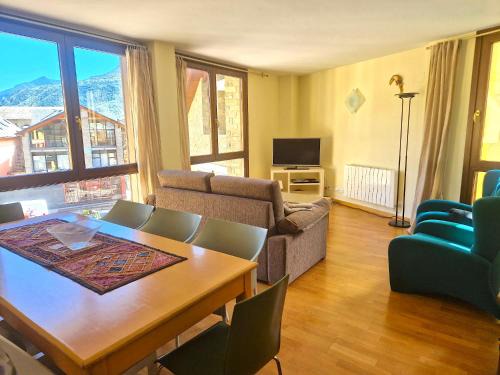 Esterri D'Aneu Apartment | Family Apartment with Scenic Views by RURAL D'ÀNEU