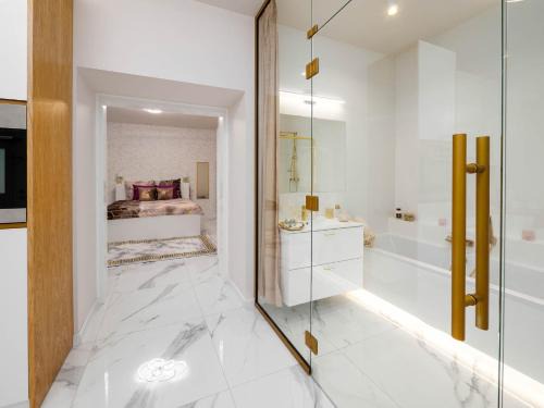 Czestochowa Apartment | Top-Rated Apartament Gold Aleja NMP 8 with Free Parking
