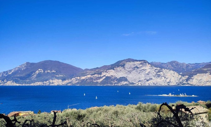 Assenza Apartment | Malva Apartament 2 - Pet-Friendly Flat with Lake Views