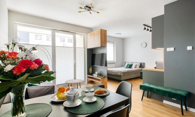 Baluty Apartment | Family-Friendly Apartment Jarzębinowy with Garden Oasis