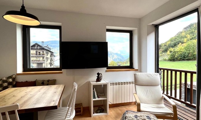 Alt Aneu Apartment | Pet-Friendly Apartament La Gisca - L'Amfitriona, Rated 9.1