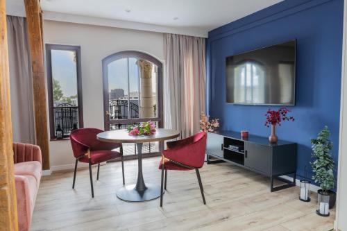 Srodmiescie Apartment | Top-Rated Latarnik Apartment with Kitchen Amenities