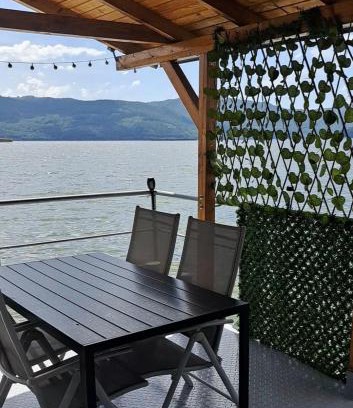 Orsova Apartment | Oceanfront Retreat: Apartament Laura with Private Beach