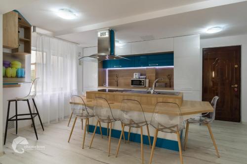 Onesti Apartment | Elegant Apartment in Onești with Hot Tub & Breakfast