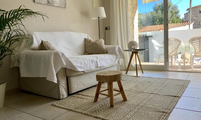L'Escala Apartment | Oceanfront Stay at Apartament Neàpolis 2 with Pool Access