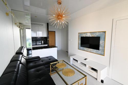 Witomino Apartment | Modern Tower Apartment Onyx: Family-Friendly Retreat