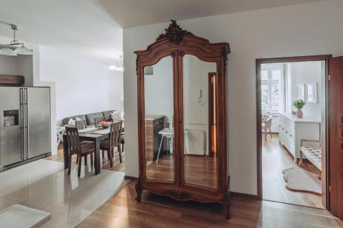 Duszniki Zdroj Apartment | Elegant Stay at Apartament Rynek - Zielona Kamienica