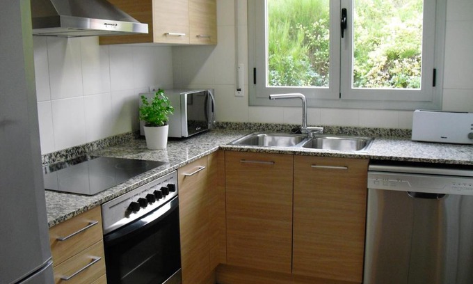 Olot Apartment | Family-Friendly Retreat at Apartament Volcà Garrinada