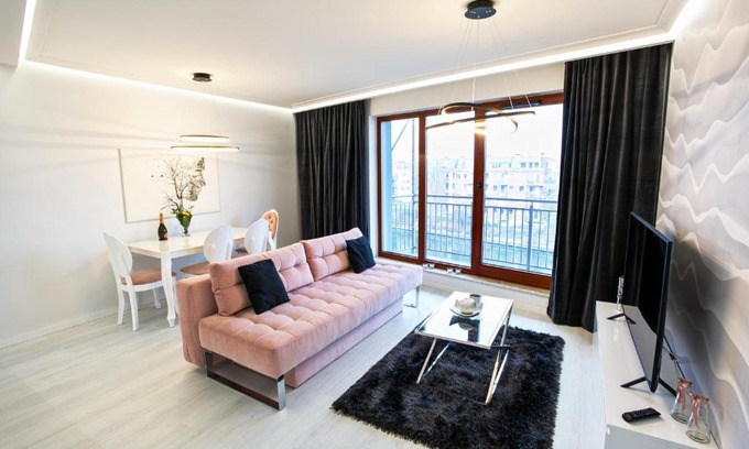Old Town Apartment | Discover a Poolside Retreat with Motława Views