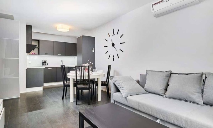 Krzyki Apartment | Experience Apartment Świstackiego 19 with Garden & WiFi