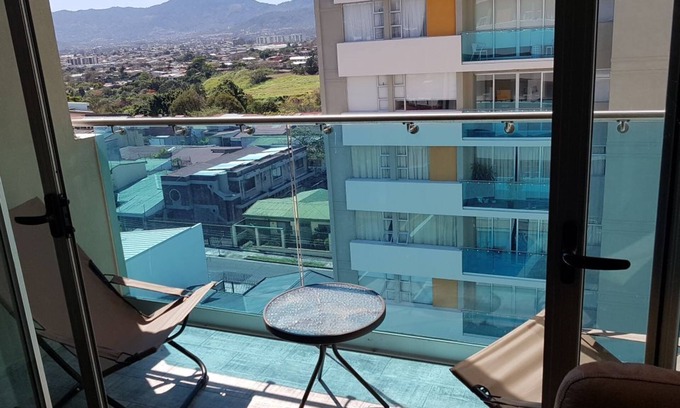 San Jose Apartment | Modern Apartment Ámbar 8-8: Prime Location & Family-Friendly