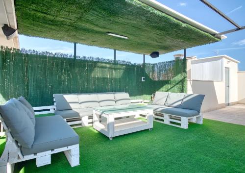 Coveta Fuma Apartment | Oceanfront Retreat: Apartamento Ático El Campello 4-Star