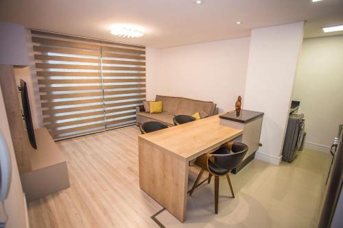 Reboucas Apartment | Ideal 1-Bedroom Apartment on Seventh Avenue with Pool