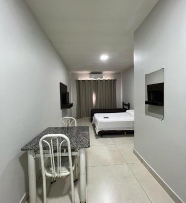 Patos de Minas Apartment | Apartamento 106 - Suíte com ar condicionado