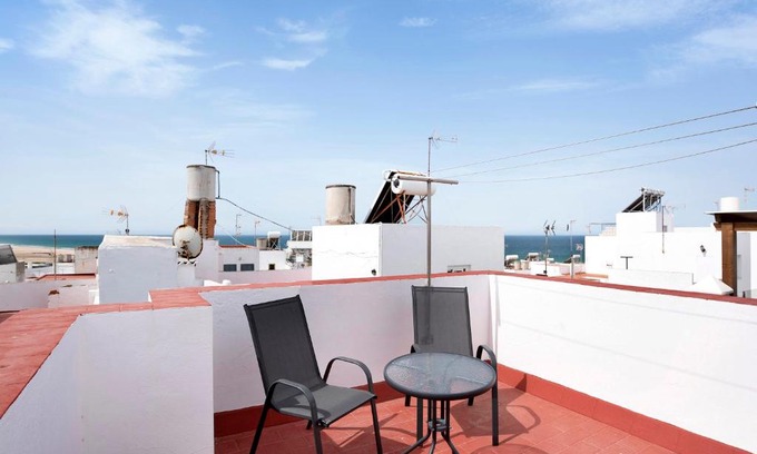 Conil de la Frontera City Center Apartment | Family-Friendly Stay at Apartamento Azucenas - 7.5/10 Rated
