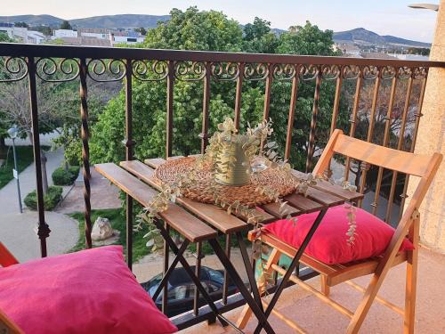 Yecla Apartment | Guest Rated 9.1: Family-Friendly Alameda Garden Retreat