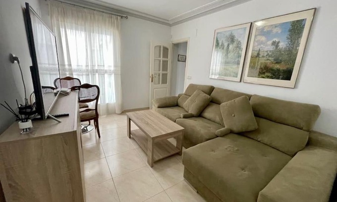 Ciudad Jardin Apartment | Pet and Child Friendly Stay at Apartamento Alderetes