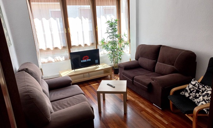 Gernika-Lumo Apartment | Cozy Apartment in the Heart of Gernika with Spa & Breakfast