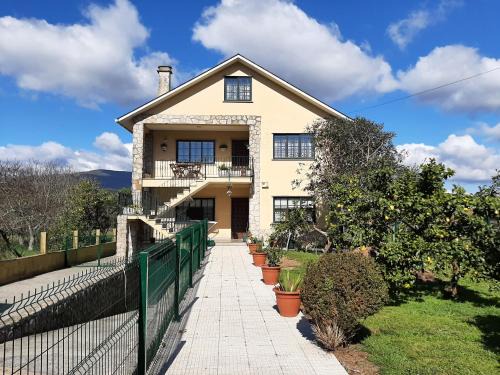 Caldas de Reis Apartment | Family-Friendly Stay at Apartamento AS CARBALLAS, Rated 8.7