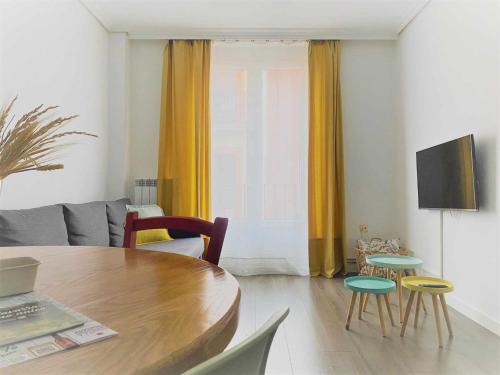 Old Town Apartment | Pet-Friendly Apartamento Ayla on Camino de Santiago