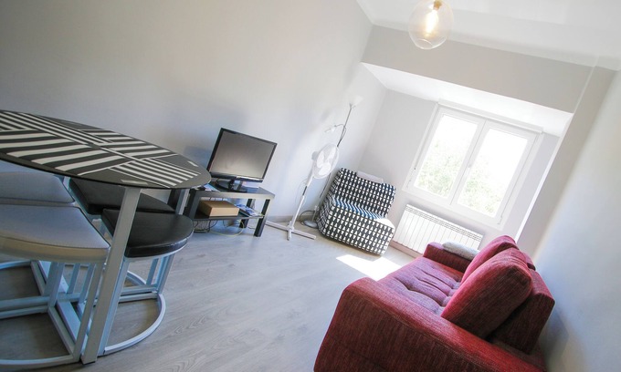 Logrono Historic Centre Apartment | Modern Central Apartment with WiFi & Family-Friendly Amenities
