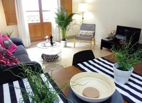 El Botanic Apartment | Central Torres de Quart: Family-Friendly 4-Star Getaway