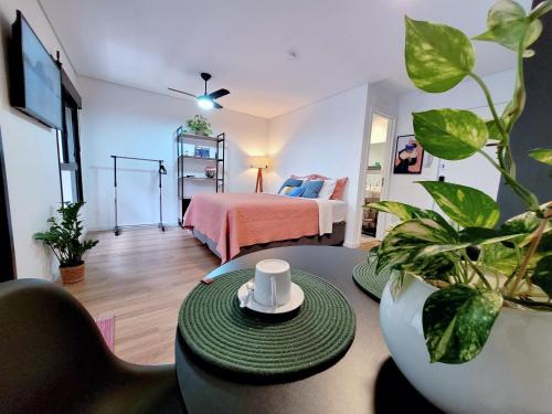 Pinheiros Apartment | Modern Pinheiros Studio with Pool Near Oscar Freire Station