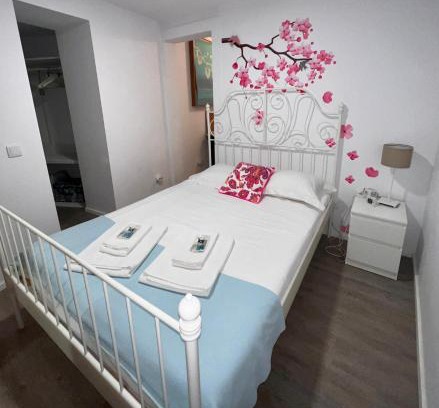 Paco De Arcos Apartment | Cozy Apartment with Patio Steps from the Beach