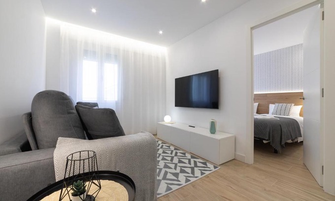 Logrono Apartment | Family-Friendly Apartment Near Ayuntamiento in La Paz