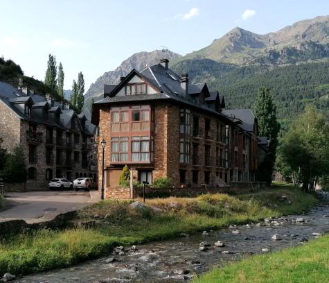 Sallent de Gallego Apartment | Enchanting Apartment in Sallent de Gállego - 9.5/10 Rated