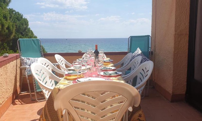 La Fosca Apartment | Beachfront Apartment with Garden & Top Guest Rating 10/10
