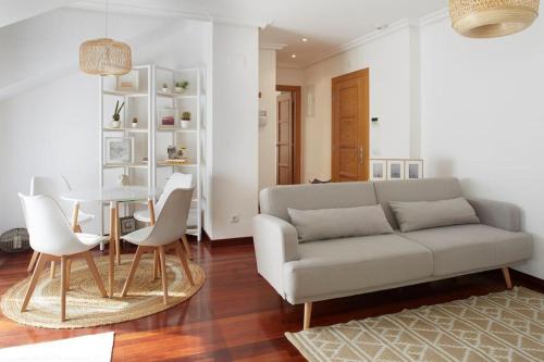 Las Mestas Apartment | Cozy Apartment with Terrace Steps from the Beach