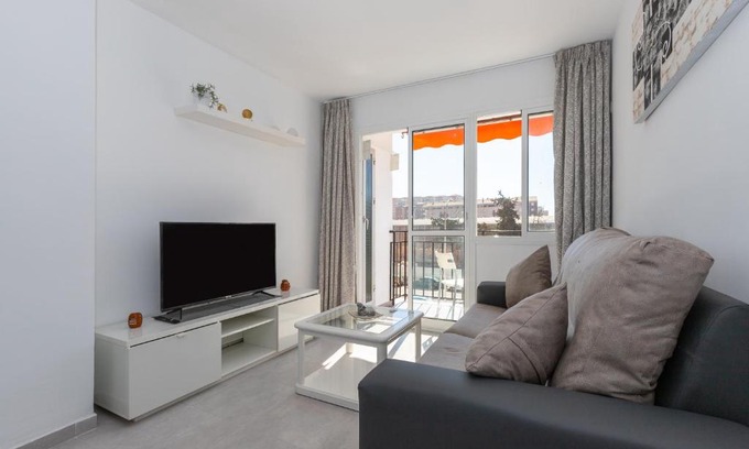 Cruz de Humilladero Apartment | Modern Apartment with Terrace in Central Location