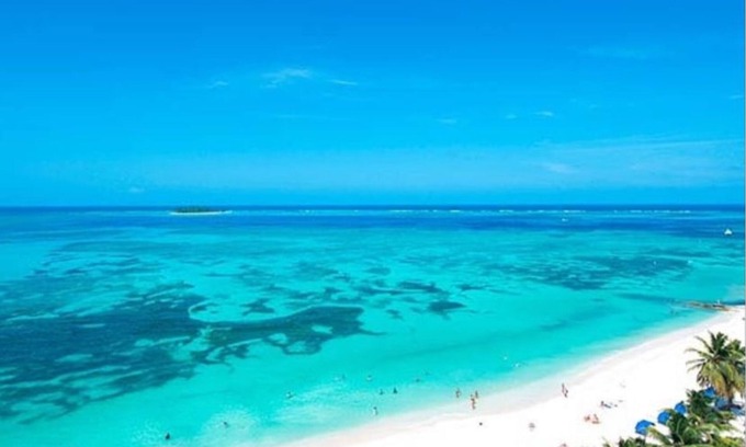 Punta Hansa Apartment | Oceanview Apartment in Sunrise: Pool, Spa & Breakfast