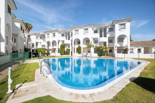 Poblado Sancti Petri Apartment | Exceptional Stay at Apartamento Costa Sancti Petri with Pool