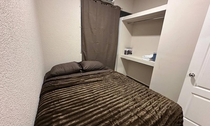 Tegucigalpa Apartment | Apartamento de 2 habitaciones, AC, baño, Netflix, Wi-Fi, lavandería y garaje.