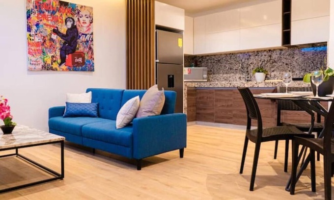 Kennedy Apartment | New Luxury Los Angeles Style Apartment with Spa and Breakfast