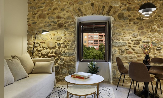 Barri Vell Apartment | One-Bedroom Apartment with River Views and Pool Access