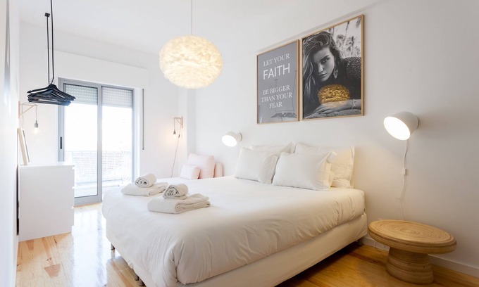 Sao Sebastiao da Pedreira Apartment | Modern 3-Bedroom Apartment in Central Location