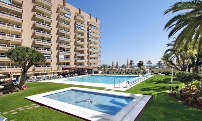 Fuengirola City Centre Apartment | Oceanfront Apartment El Albero at Hotel PYR - Beachside Escape