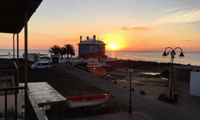 Arrieta Apartment | Oceanfront Haven: Apartamento El Muelle with Breathtaking Views