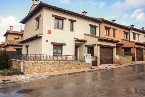 Ayllon Apartment | Family-Friendly Stay at Apartamento el Palomar - 9.4/10