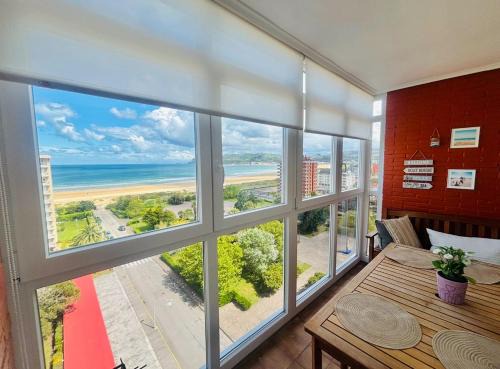 Laredo Apartment | Oceanfront Stay at Apartamento el Puntal - Laredo, Rated 9.3