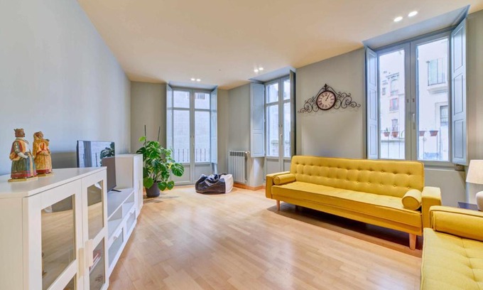 Old Town Apartment | Cozy El Rincón del Chupinazo: 4-Star Stay for Families