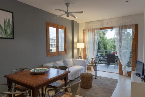 Son Baulo Apartment | Oceanfront Apartment El Rojo with Pool and Family Amenities