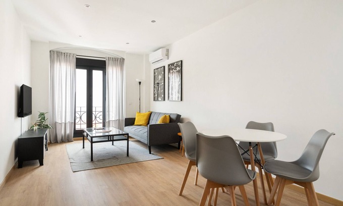 Numancia Apartment | Cozy Apartment on Avenida de la Albufera with Great Amenities
